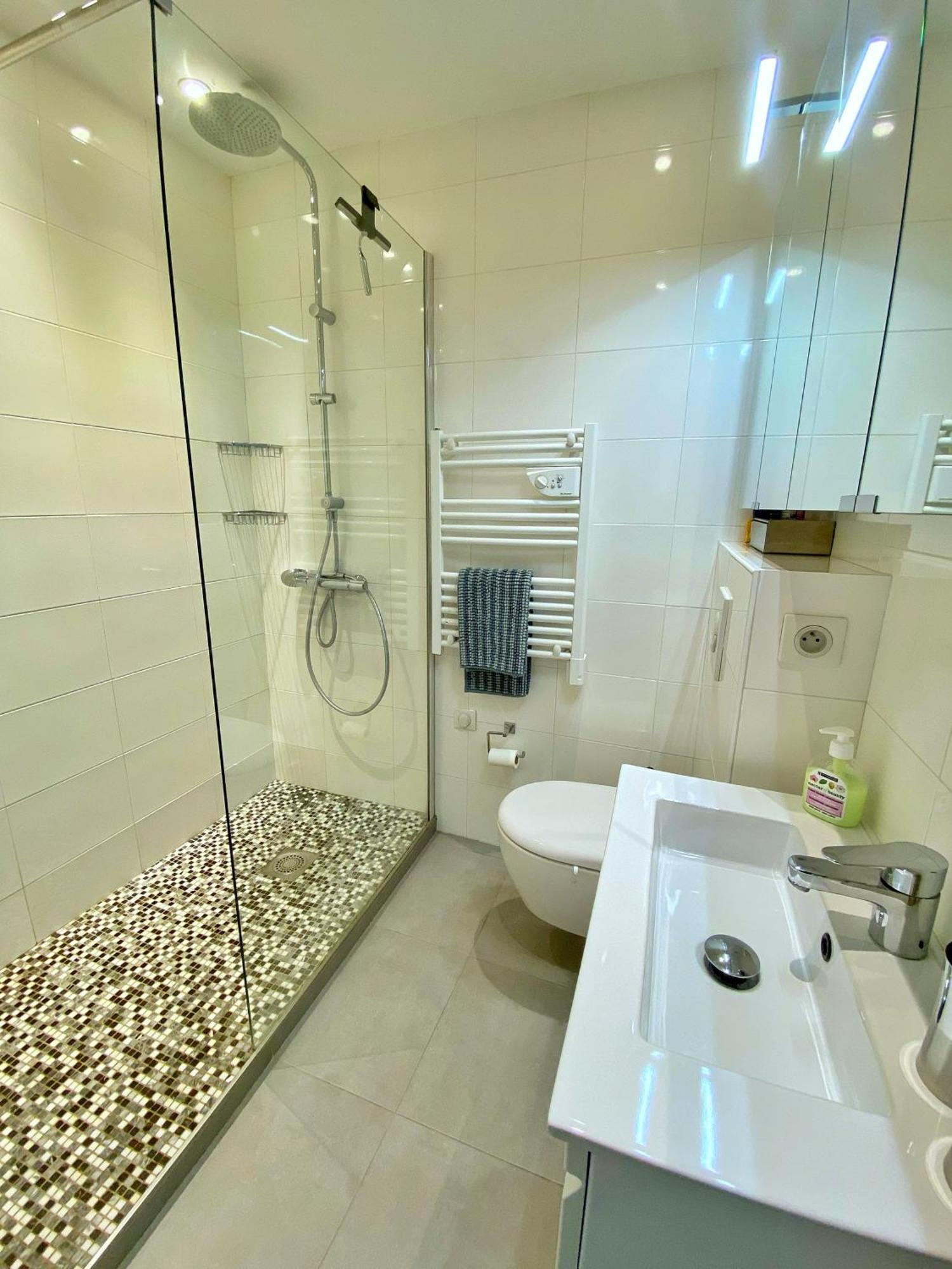 Апартаменти Sea View Studio, Huge Terrace On The 4Th Floor Мантон Екстер'єр фото