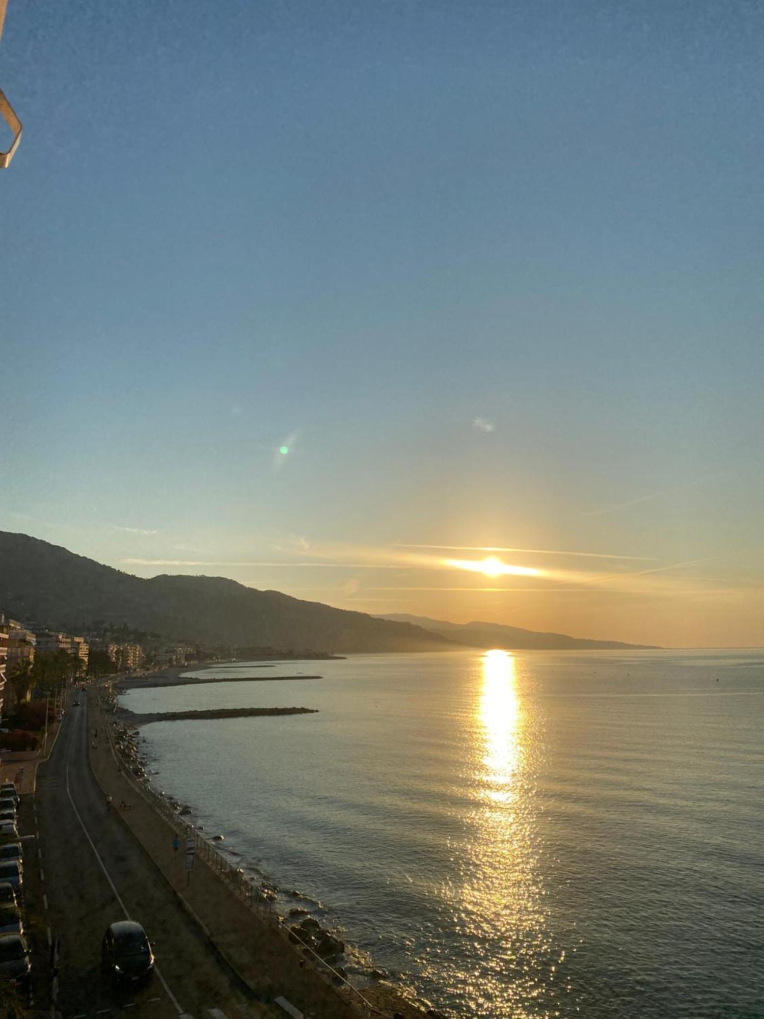 Апартаменти Sea View Studio, Huge Terrace On The 4Th Floor Мантон Екстер'єр фото
